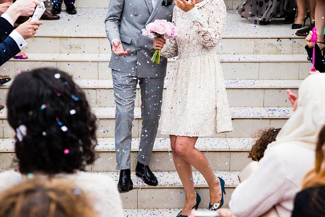 Fotografo per matrimoni a Bari, sogni ed emozioni catturati nelle immagini più belle Pianificare un matrimonio perfetto non è sicuramente semplice, l'emozione del fatidico sì in molti casi viene a paragonarsi alle difficoltà di incastrare tutte le attività del giorno più importante. Affinché tu possa ottenere un matrimonio perfetto, non puoi sbagliare il fotografo. Francesco Caroli, ci spiega quali sono le vasi importanti da tenere in considerazione. Questa figura professionale, soprattutto se è un fotografo di matrimonio, potrà valorizzare la coppia e la bellissima città dove hai deciso di svolgere le nozze, ma come scegliere un fotografo senza sbagliare? L'importanza di scegliere il professionista ideale Affidarti a un fotografo bravo, che conosca perfettamente la città in cui celebrerai il matrimonio è molto importante, questo ti permetterà di dedicare i tuoi pensieri alle altre attività dell'evento. Devi però fare attenzione ad alcune valutazioni su questa figura professionale, in modo da scegliere il fotografo più indicato per le tue esigenze. Prima di tutto cerca di dare uno sguardo al suo portfolio e al sito web. Dando un'occhiata preliminare potrai già capire se lo stile si adatta a quello del tuo matrimonio e al tuo modo di essere fotografata, oppure è meglio veicolare l'attenzione verso altri. Grazie al portfolio e alle immagini presenti sul sito web potrai anche capire quali siano gli stili che il fotografo preferisce. Lo stile di scatto è molto importante per rendere il risultato finale di ottima qualità, scegliere un fotografo bravo nel reportage, ma pessimo nelle pose, potrebbe non aiutarti in un matrimonio classico. Altra condizione da valutare del fotografo ideale è la sua capacità di lavorare con fotografie naturali o ritoccate. Magari desideri modificare in corso d'opera alcuni scatti e hai bisogno di un professionista molto bravo con il fotoritocco. Le caratteristiche perfette del fotografo per il tuo matrimonio Nel momento in cui, tu e il tuo partner, avete dato uno sguardo al portfolio e definito lo stile e le competenze del fotografo, avrete l'onere di indagare più in profondità per scegliere la persona giusta. Ma quali caratteristiche deve possedere un fotografo di matrimoni a Bari? Ingaggio Una delle condizioni che ti garantisce la massima chiarezza con il fotografo è definire sin da subito qual è l'ingaggio e soprattutto da che ora inizia. Molti fotografi non considerano nel preventivo iniziale gli scatti di prima mattina o quelli dopo la mezzanotte. Cerca di comunicare tali dubbi al tuo professionista, in questo modo non avrai pensieri superflui per la testa. Fotoritocco Altra condizione a cui porre attenzione è la professionalità nel ritocco fotografico. Per quanto la coppia possa essere meravigliosa, in alcuni casi potresti avere il desiderio di cambiare colori e grafiche di un'immagine. Affinché ciò possa accadere, il tuo fotografo dovrà essere bravo con i software di editing più importanti. Modalità di consegna Moltissime coppie si ritrovano a stipulare un contratto in cui vengono definiti solo i termini di consegna di album matrimoniale e di alcuni scatti stampati. La richiesta delle restanti fotografie digitali in molti casi è pagamento, o addirittura non viene proprio considerata dal fotografo. Cerca di definire sin da subito le modalità di consegna e le tipologie di fotografie che potrai ricevere. Consegna Potresti sposarti a gennaio e ricevere il tuo bellissimo album di nozze a dicembre. Per quanto possa sembrare un'iperbole, in realtà è una condizione più che plausibile. Cerca di definire i tempi di consegna e di stampa delle fotografie, in questo modo non dovrai continuamente contattare il fotografo. Preventivo Il tuo fotografo potrebbe proporti diversi servizi, con costi e modalità di pagamento differenti. Chiedere più preventivi non è assolutamente una nota di demerito, anzi, il fotografo sarà felice di proporti più soluzioni per accontentare le tue esigenze. Conclusioni Quando scegli un fotografo di matrimoni, oltre agli accorgimenti appena elencati da tenere in considerazione, devi anche valutare l'empatia. Creare un rapporto di amicizia e sintonia con il fotografo ti permetterà di ottenere fotografie migliori, poiché ti sentirai a tuo agio, sempre. "Come spiegato in questo approfondimento su sposimagazine.it " vedremo insieme le immagini più belle che hanno lasciato il segno. I fotografi di matrimonio sono particolarmente esperti nel ricercare luoghi meravigliosi in città, una buona sintonia ti consentirà di approfittare anche di idee nuove e originali, ottenendo uno shooting fotografico meraviglioso.